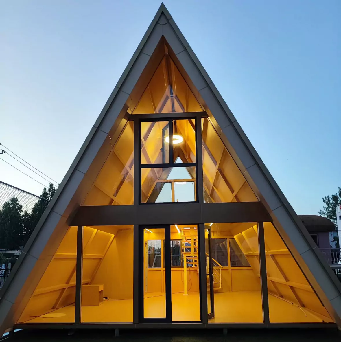 Triangle House: Modular Life Built Quicklysunlit-tec