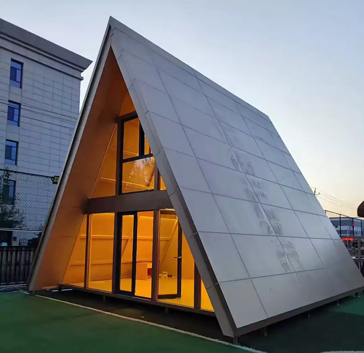 Triangle House: Modular Life Built Quickly1sunlit-tec