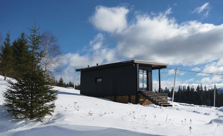 Winter is Coming: Is Your Mobile Home Safe in a Snowstorm?sunlit-tec A shipping container on the snow-covered ground
