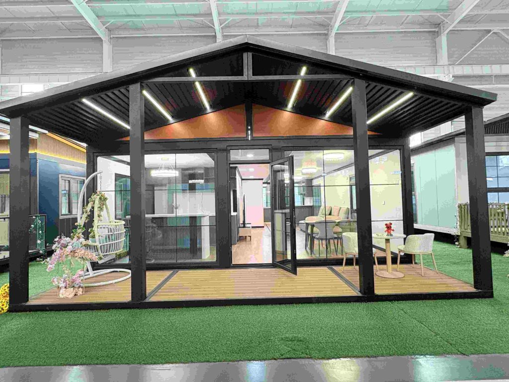 带露台的尖顶扩展房屋