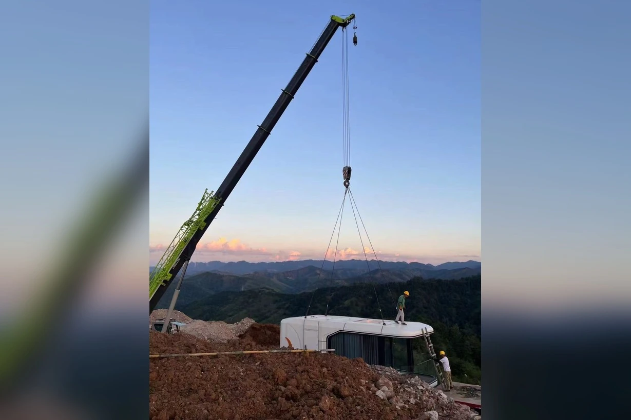 Space Capsule House Site Preparation: Foundations, Crane Access and Utility Connectionssunlit-tec space capsule house crane installation at a mountain project